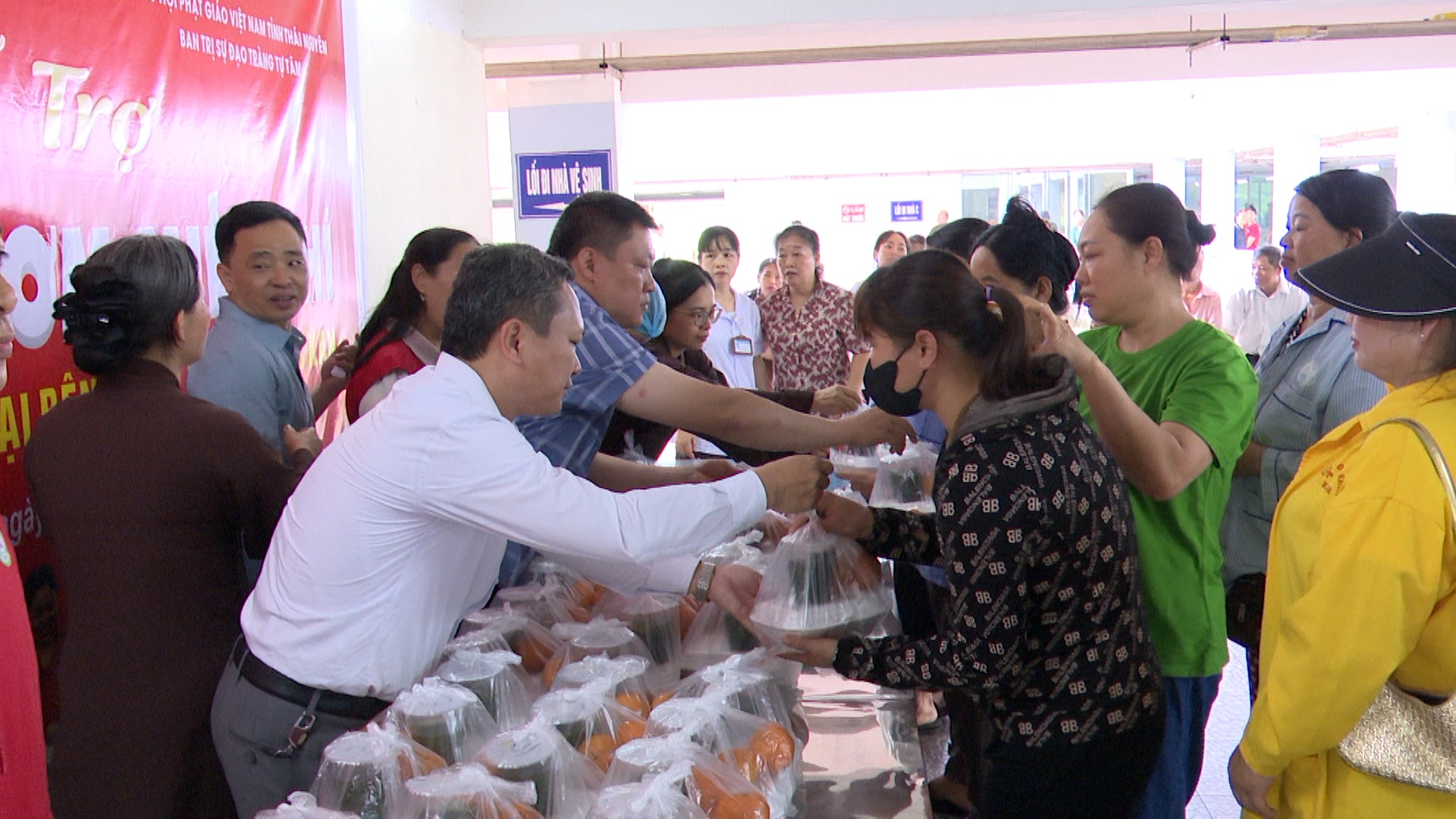 Hội Chữ thập đỏ phường Bắc Kạn trao 100 suất cơm miễn phí dành cho bệnh nhân nghèo